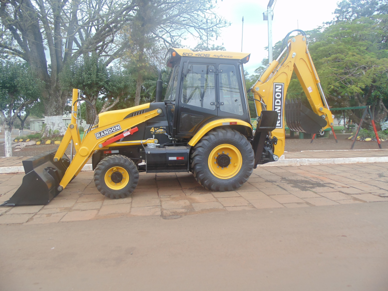  MUNICÍPIO É CONTEMPLADO COM UMA RETROESCAVADEIRA